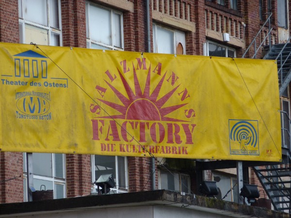 Banner an der Salzmann-Fabrik